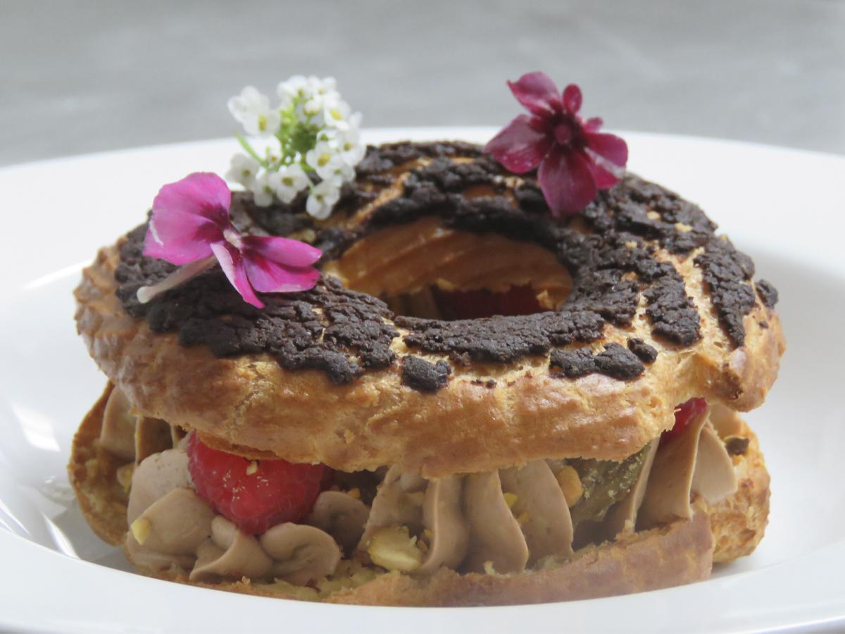 La chef elaboró en la clase un Paris-Brest de Chocolate.