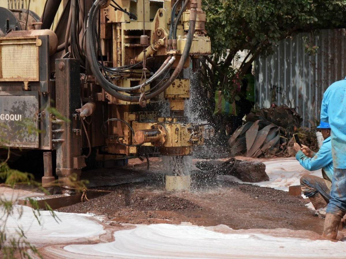 El momento en que brotó el agua durante perforación de pozo en el Distrito Central