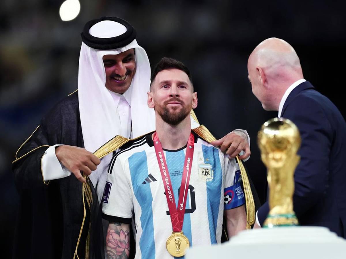 El jeque Jassim fue el que le colocó a Messi el besht (capa) con el que levantó la Copa del Mundo en Qatar.