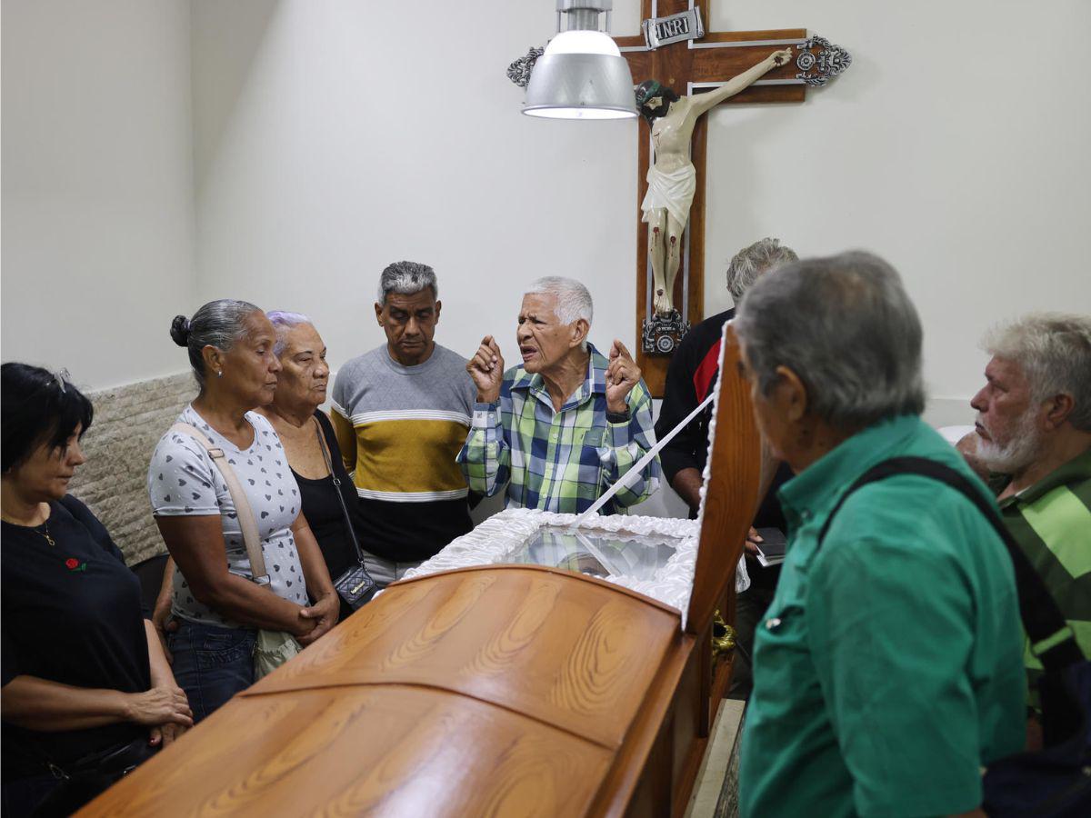 Así despiden a doña Rosa González, anciana de 80 años que murió en la captura de Maduro
