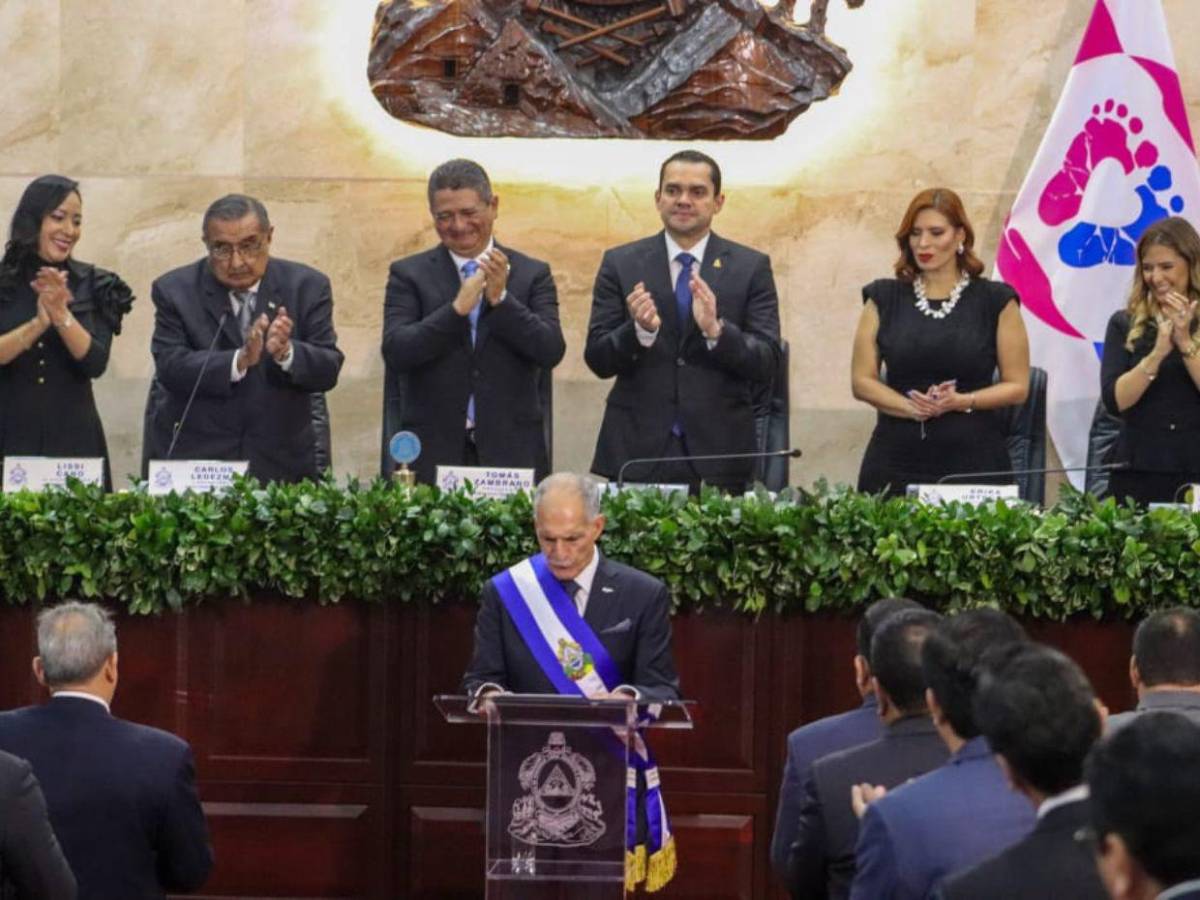 ¿Quién le impuso la banda presidencial a Nasry Asfura en su toma de posesión?