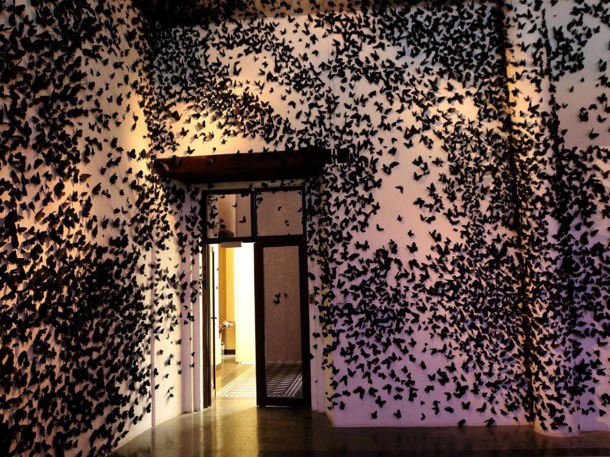 Nube negra: Un bivaque surrealista de 30,000 mariposas de papel invaden el MIN