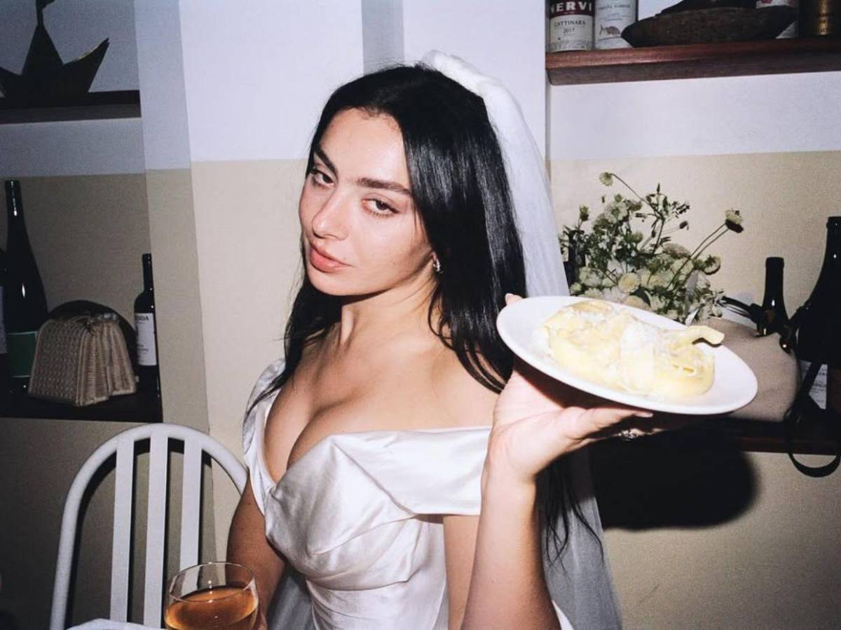 Charli XCX y George Daniel celebran una segunda boda en Italia con una fiesta sin restricciones