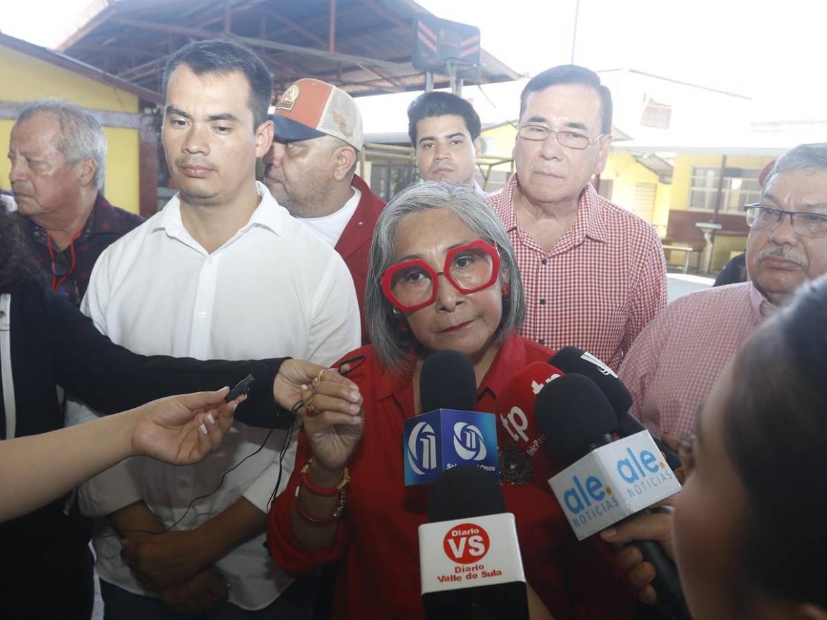 Precandidata liberal Maribel Espinoza vota y culpa a FF AA por retraso en urnas