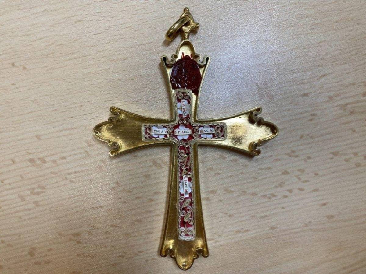 Retrato, firma y escudo: el Vaticano publica los nuevos símbolos de León XIV