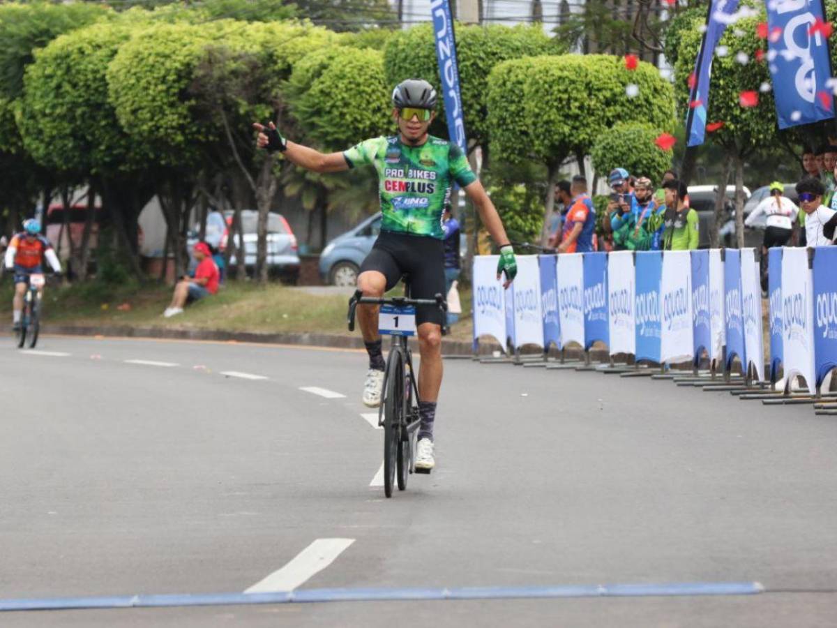¡Campeón! Héctor Menéndez es el ganador de la élite masculina en la Vuelta EL HERALDO 2025
