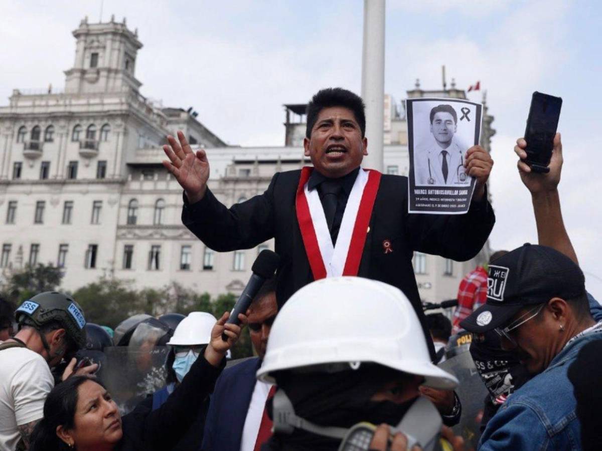 Cientos de personas protestan en Lima contra la investidura de Keiko Fujimori