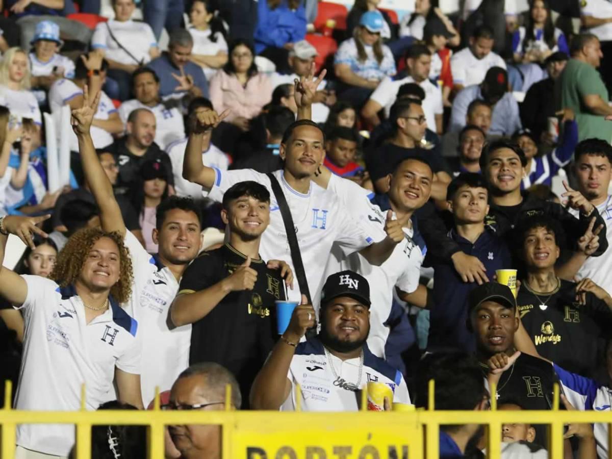 Lo que hizo la pareja del año, lindas chicas y bronca: Postales del triunfo de Honduras vs Nicaragua