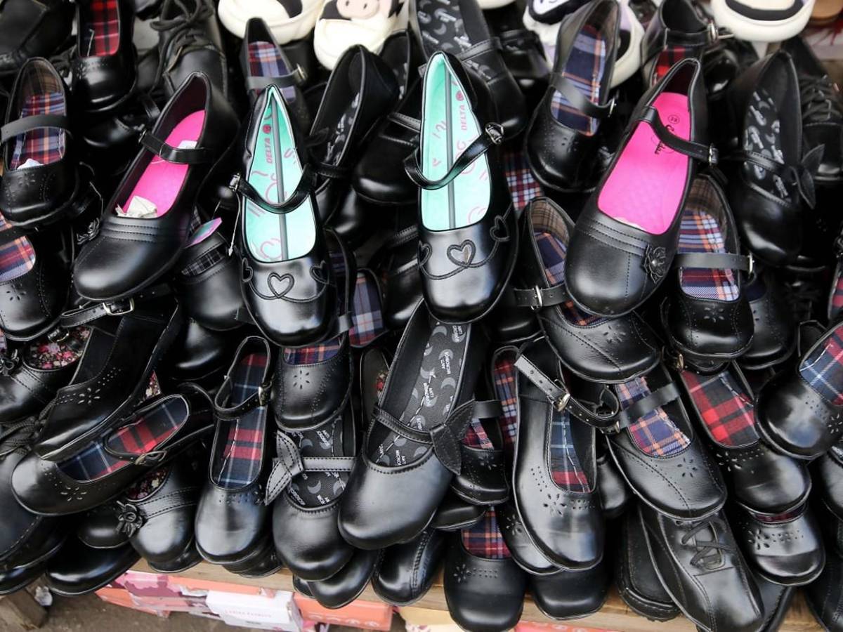 Uniformes y útiles escolares inundan mercados de Comayagüela a días del retorno a clases