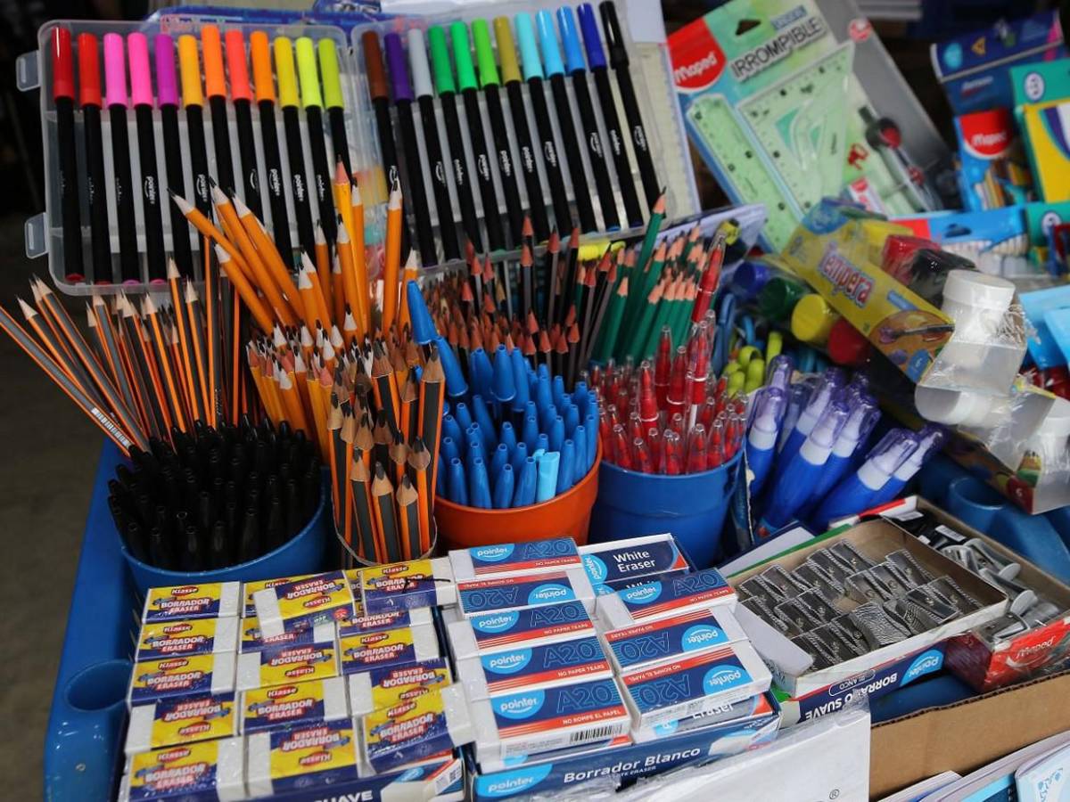 Uniformes y útiles escolares inundan mercados de Comayagüela a días del retorno a clases
