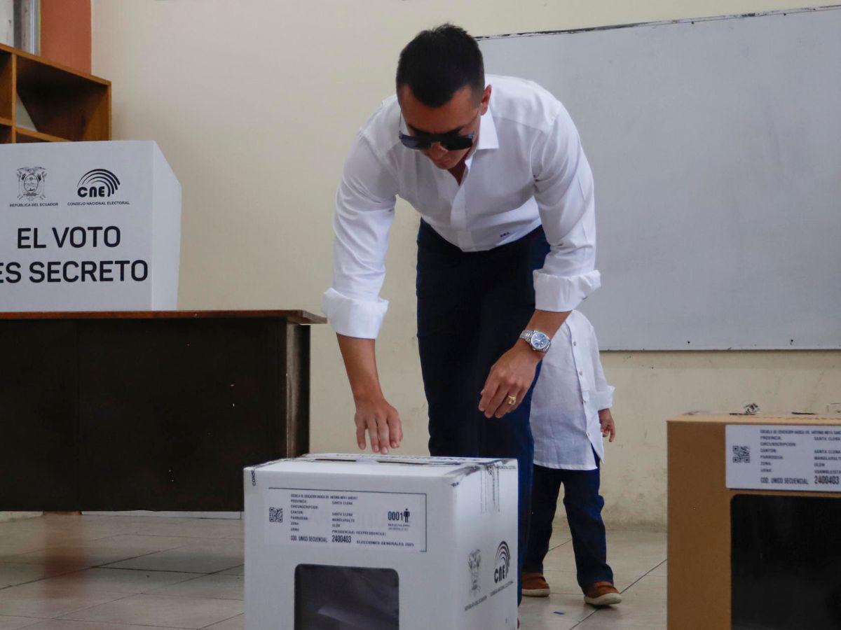 Elecciones en Ecuador: Noboa vota sin dar declaraciones y González denuncia “irregularidades”