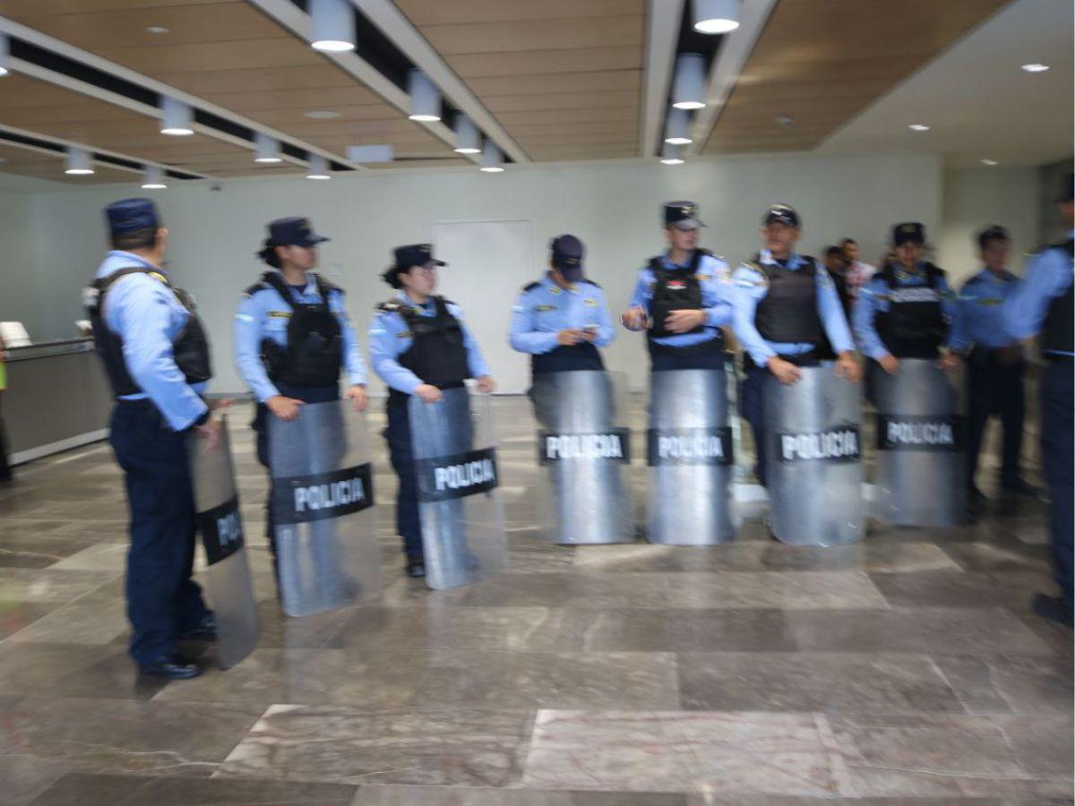 Colectivos de Libre paralizan operaciones en el Instituto de la Propiedad