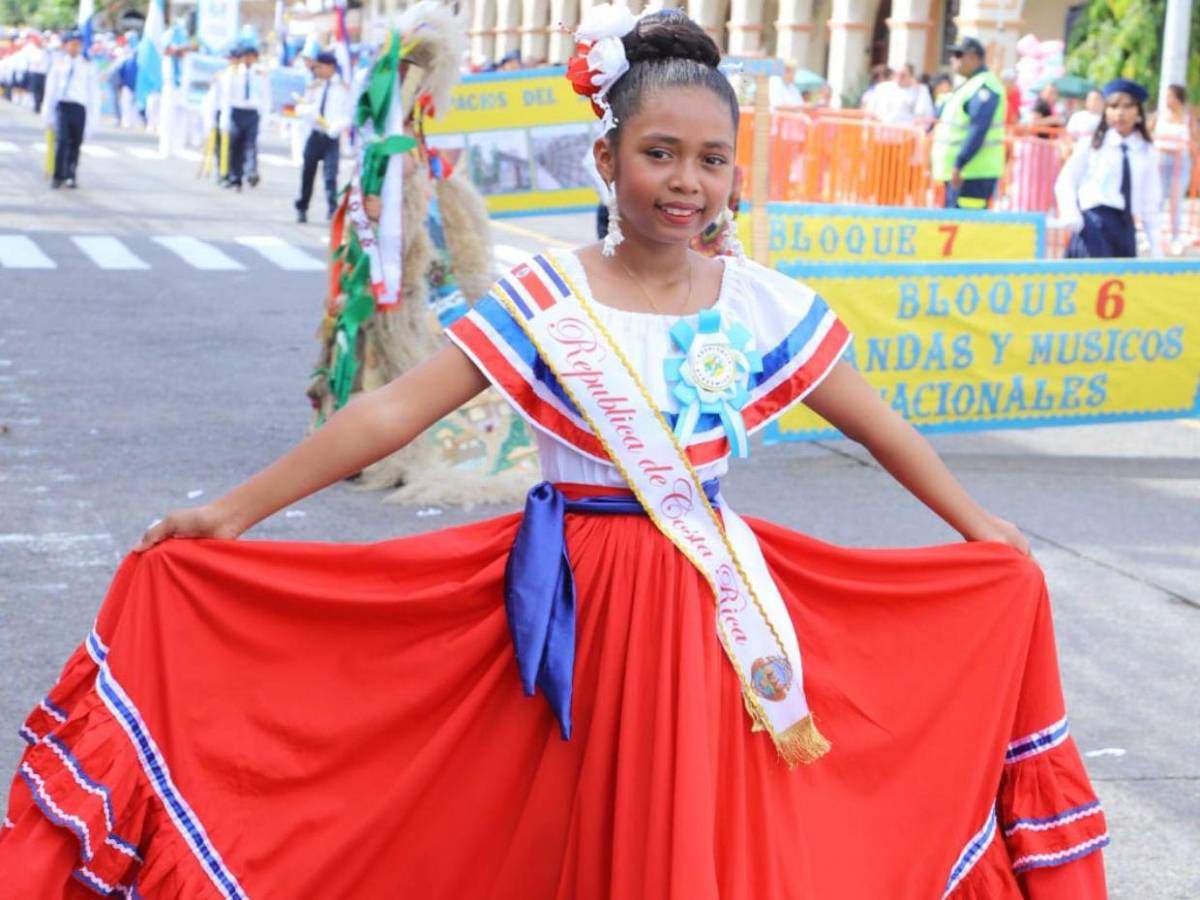 Los pequeñines que dan la milla extra también llenan de orgullo y excelencia los desfiles