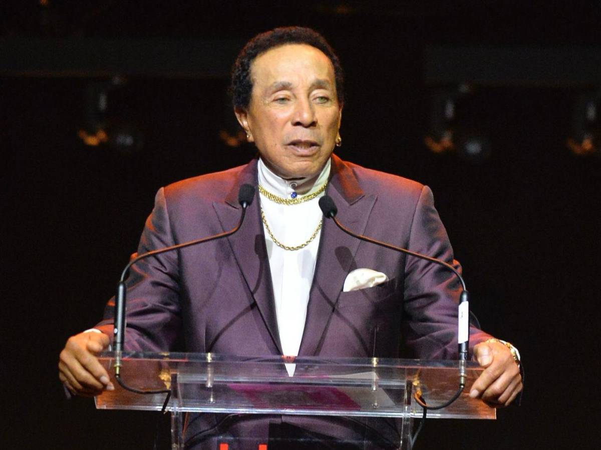 ¿Quién es Smokey Robinson, el músico acusado de abusar de exempleadas?