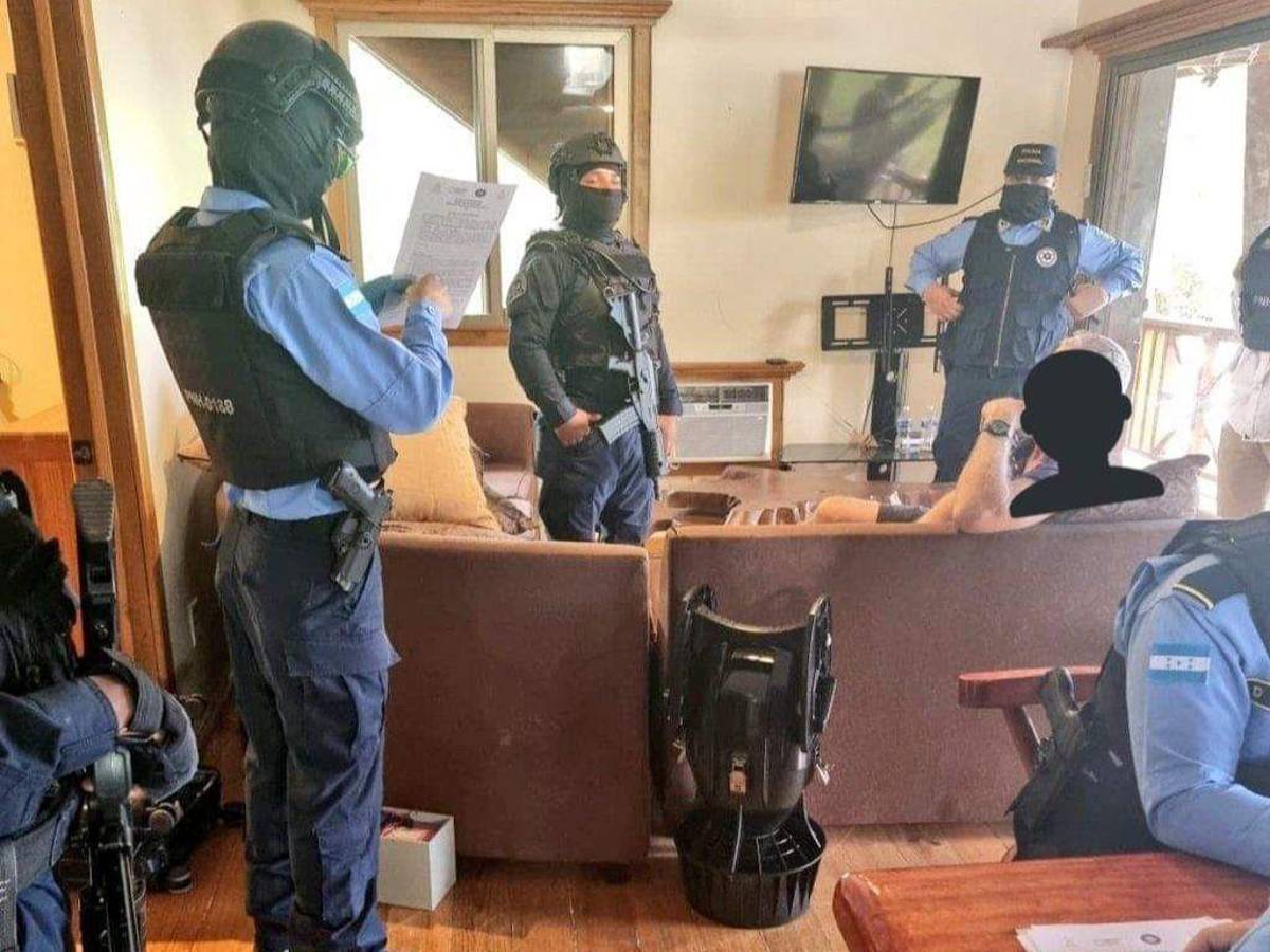 Elementos de la Policía Nacional realizaron allanamientos en la vivienda del estadounidense Gary Johnston.