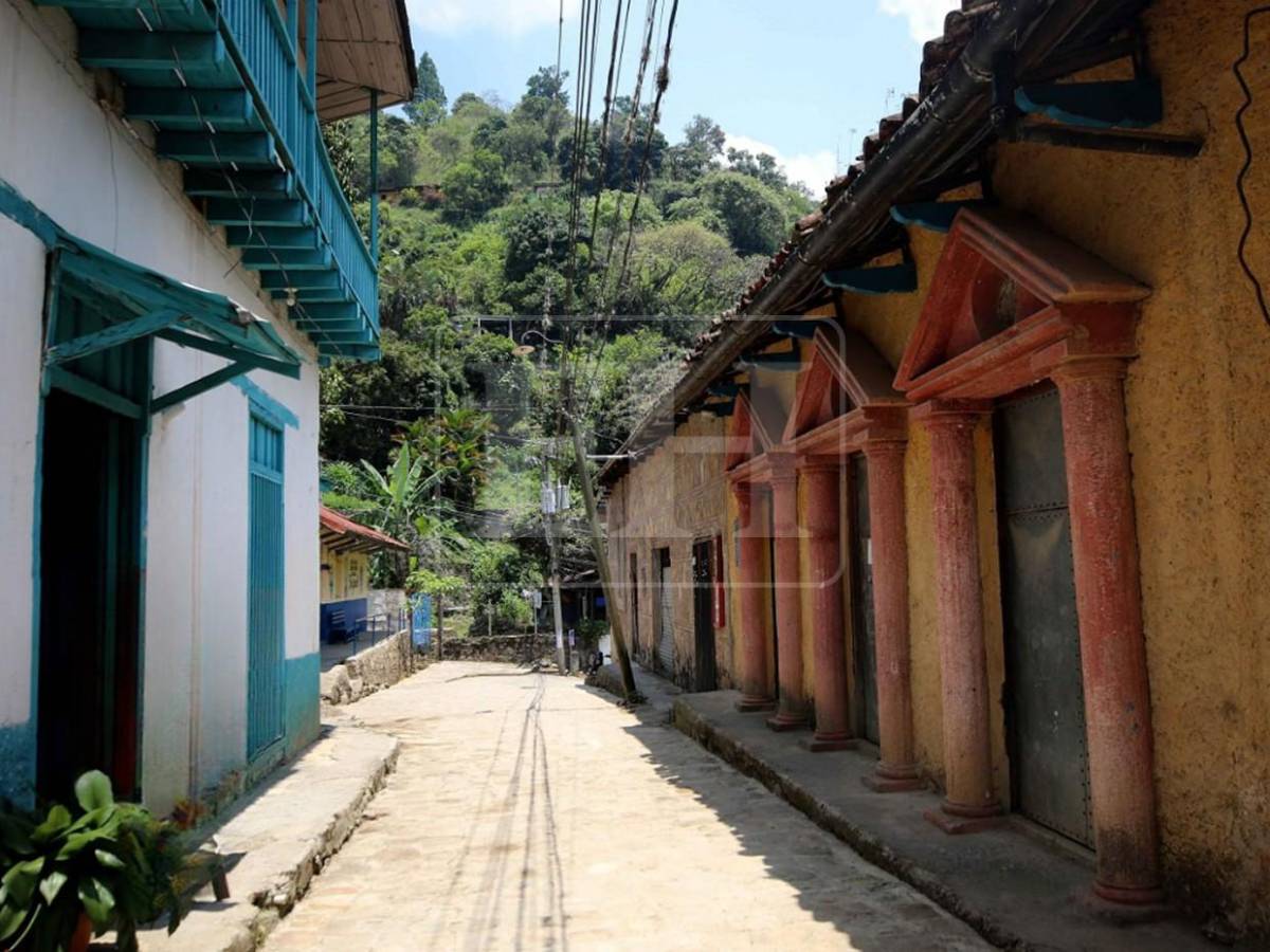 Calles de San Juancito, la aldea del Distrito Central donde el tiempo se detuvo