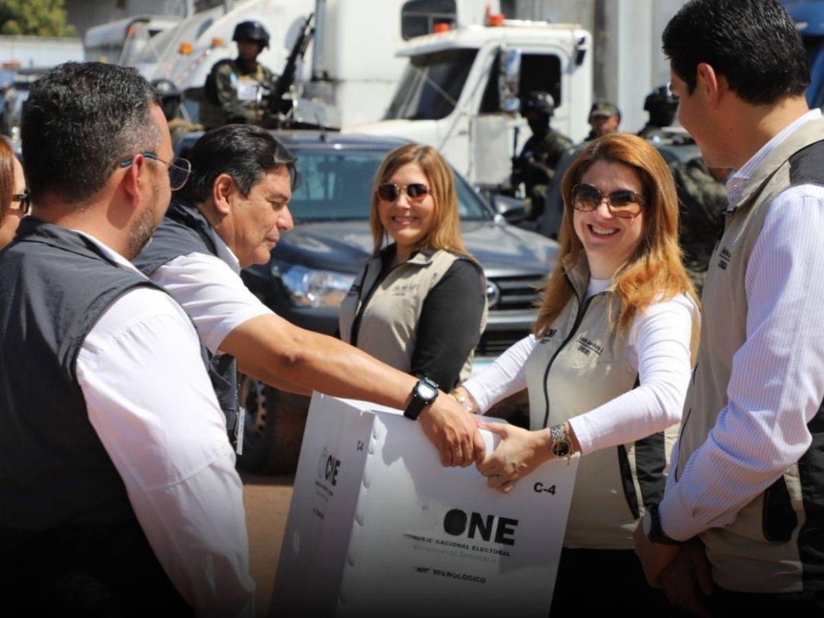 Por aire y por tierra: así comenzó el traslado del material electoral para las primarias 2025