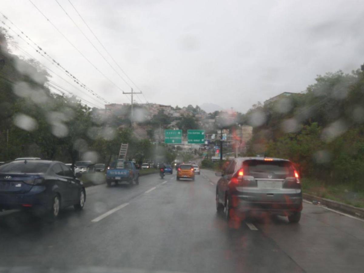 Inundaciones y toneladas de basura dejan las lluvias de este martes en la capital
