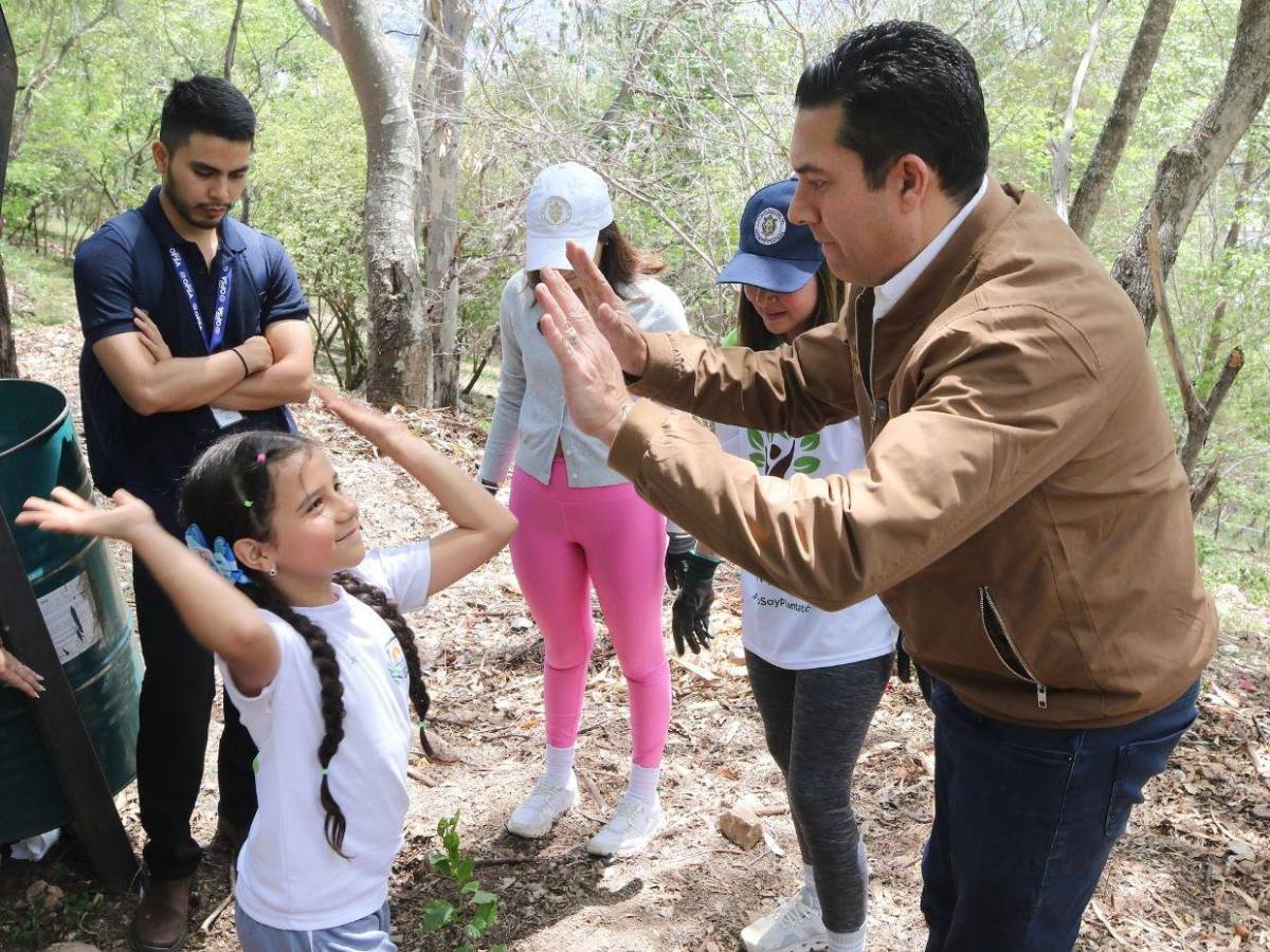 Amor por la naturaleza: Líderes ecológicos reforestaron el parque Juana Laínez