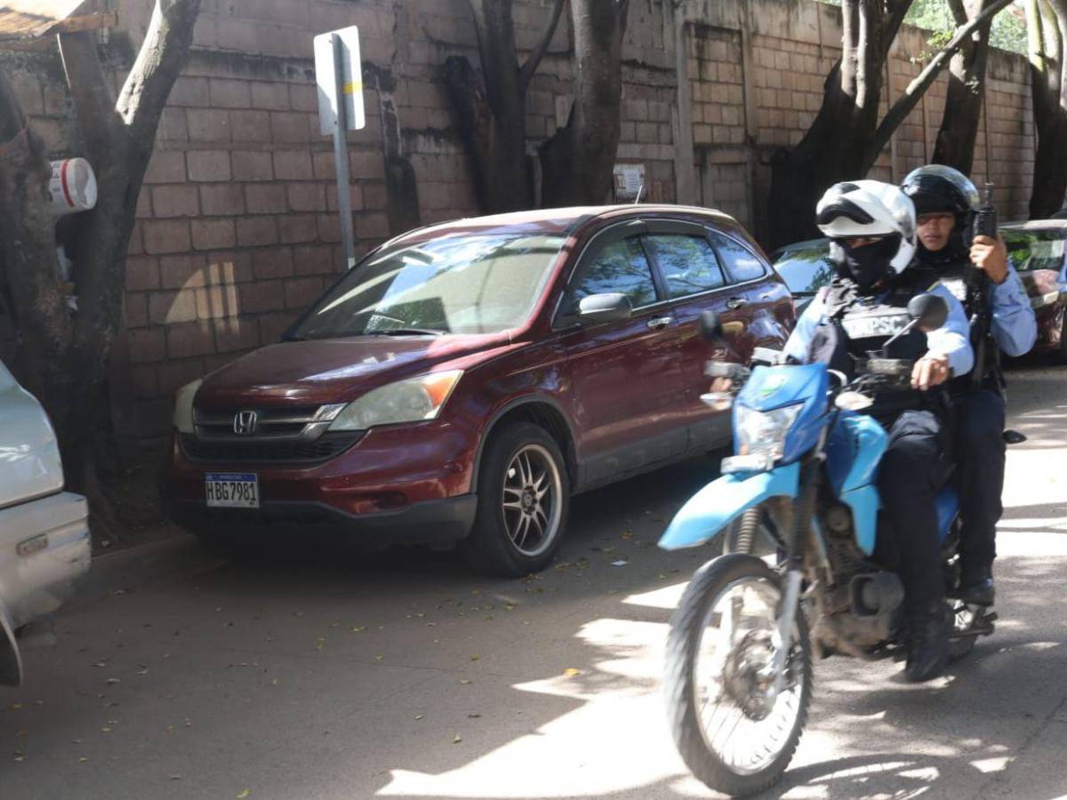 Inspeccionan vehículo de Miguel Salgado, médico que fue asesinado en Lomas del Diamante