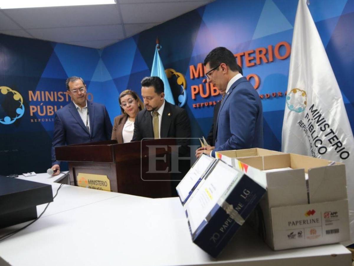 MP promete investigar sin sesgo juicios políticos, tras recibir expedientes