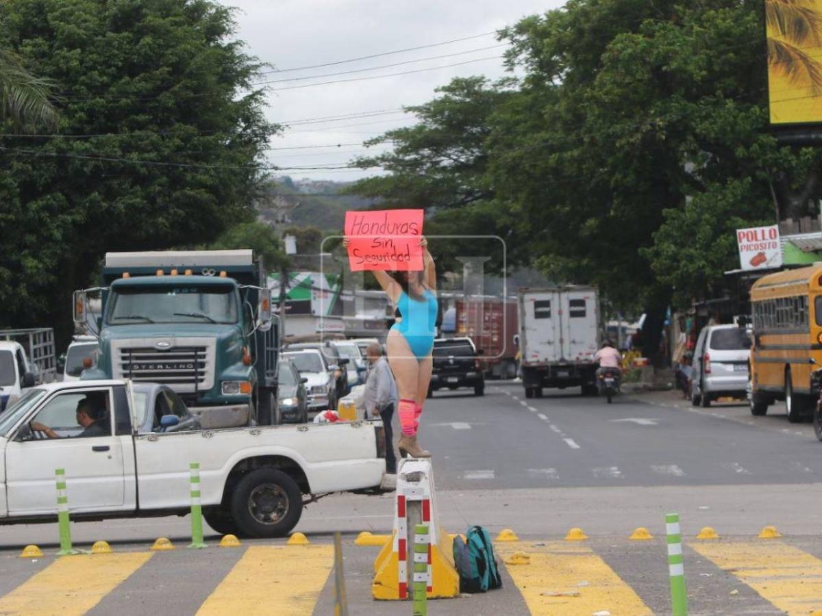 Honduras sin seguridad: Nueva protesta de doctora Floridalia Aguilar en salida al sur
