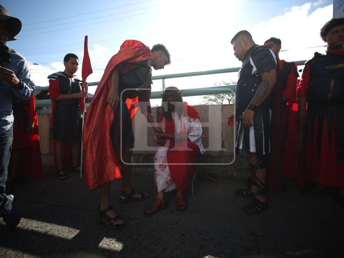 Fue azotado, humillado y obligado a cargar su cruz: feligreses dramatizan el viacrucis