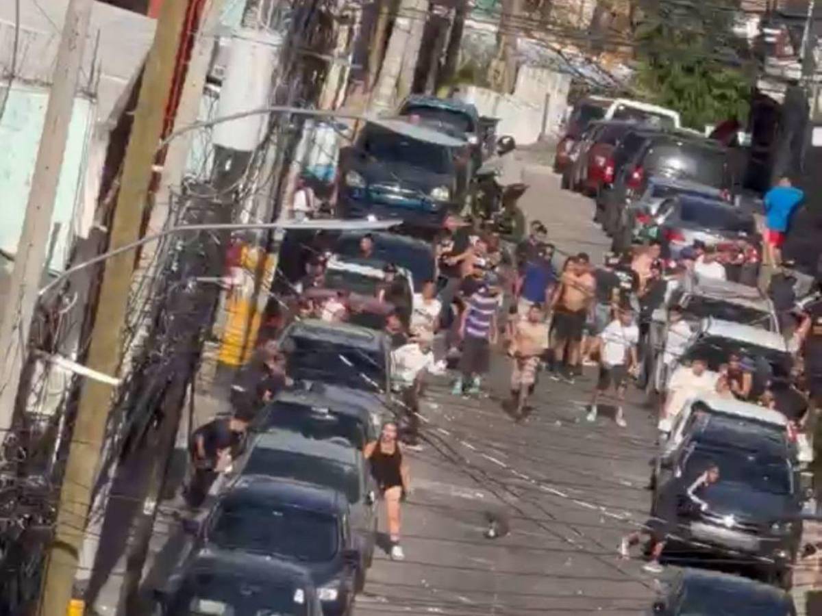 Captan lanzamiento de botellas contra jugadores de Olimpia previo al clásico