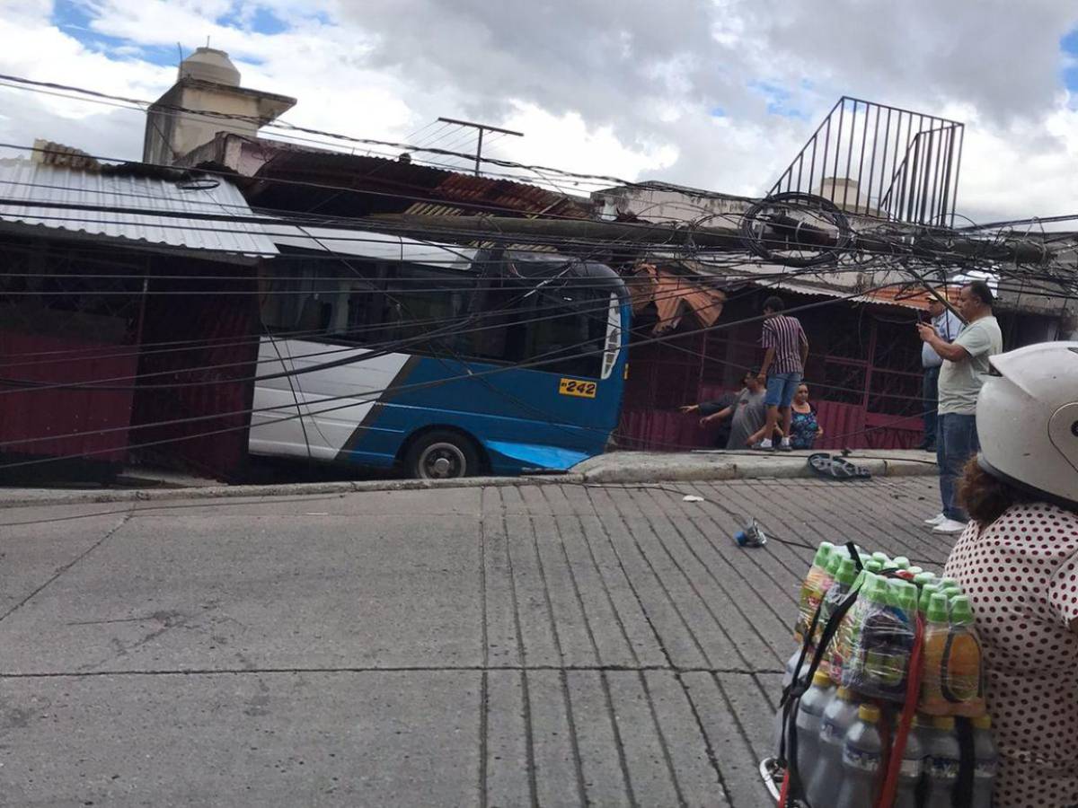 Rapidito se estrella contra una casa dejando varios heridos en colonia San Francisco