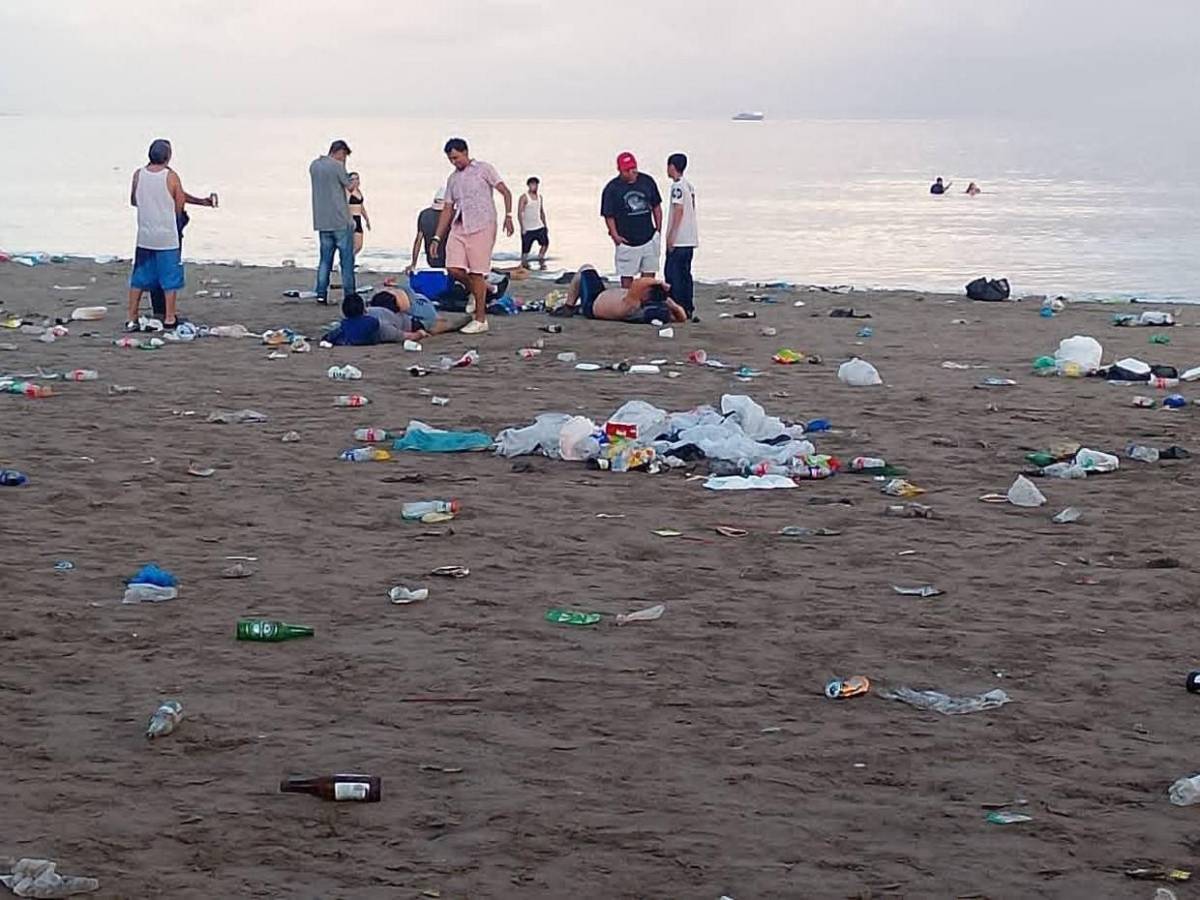 Como basurero: así amaneció la playa El Porvenir, en Puerto Cortés