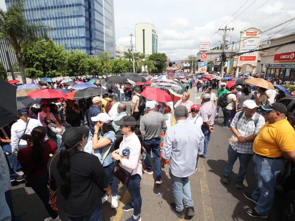 Si ya es ley, ¿Por qué no pagan?: el reclamo de docentes frente a Casa Presidencial