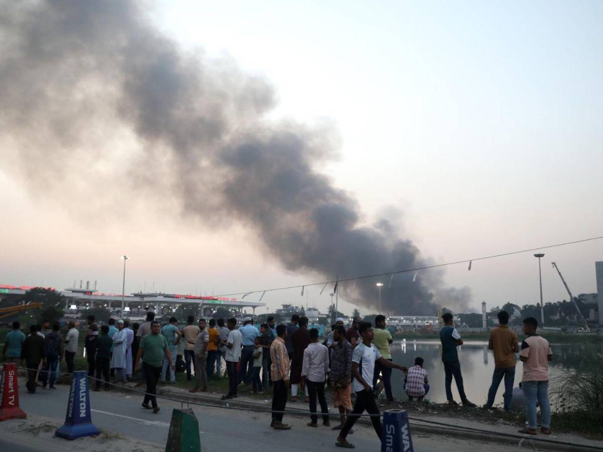 Sin vuelos por varias horas: incendio en aeropuerto de Bangladesh genera caos aéreo