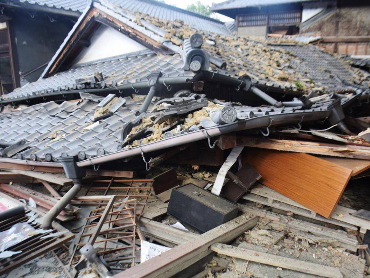 Japón sigue búsqueda de personas atrapadas tras sismo: Enfrentamos una carrera contra el tiempo