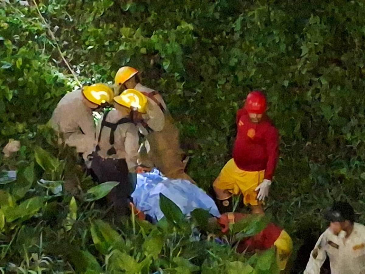 Taxista muere ahogado en La Ceiba, tras caer con su vehículo a una quebrada