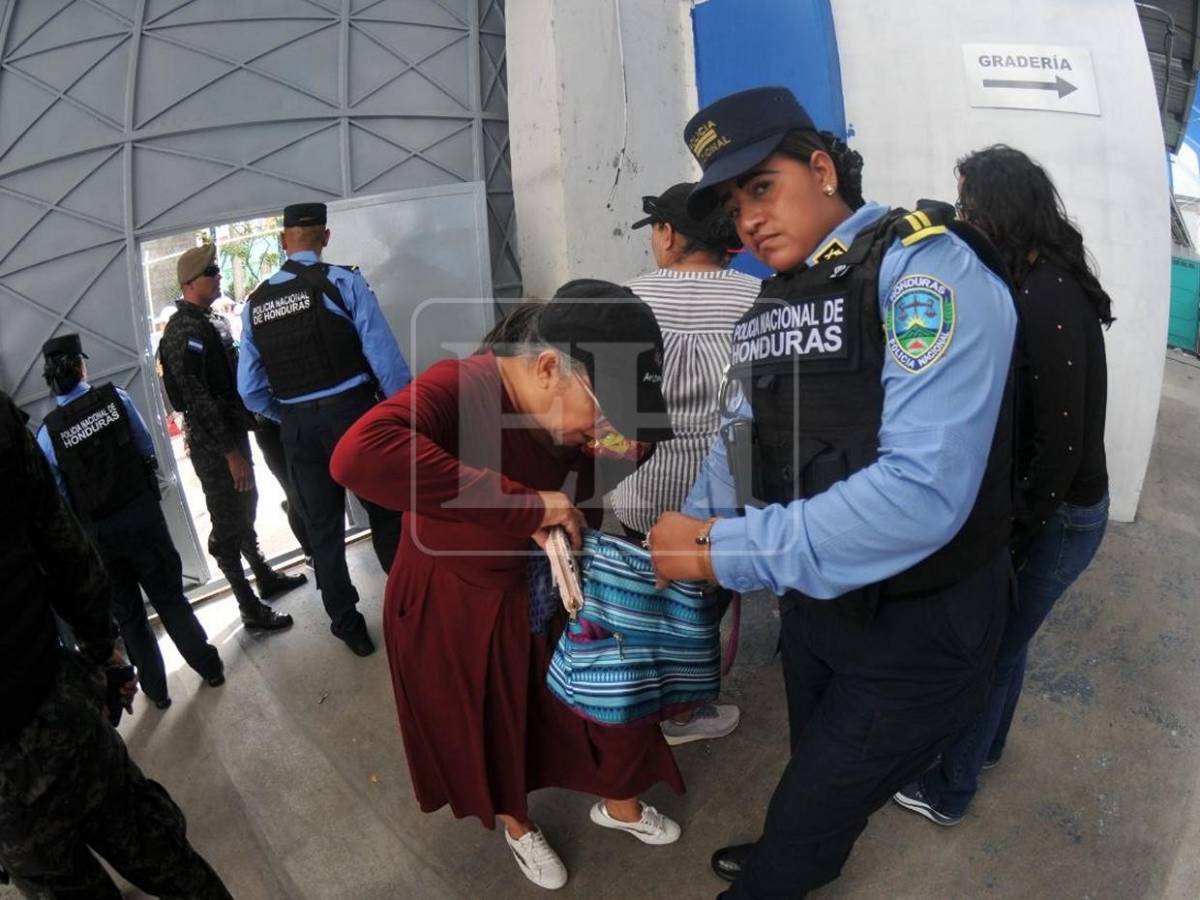 Anillos de seguridad dentro y fuera del estadio resguardan desfiles patrios