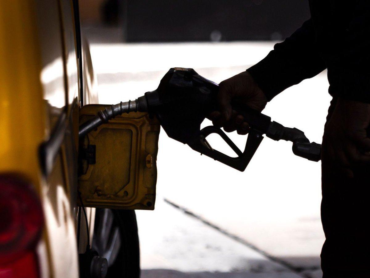 Hasta tres lempiras bajarán los costos de los combustibles este lunes 5 de diciembre