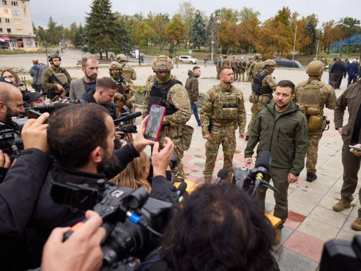 Zelenski promete una “victoria” de Ucrania en visita a la región liberada de Járkov