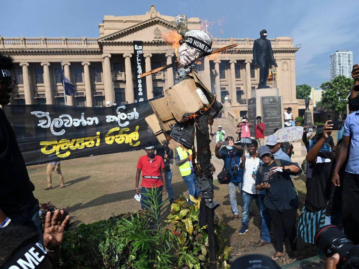 Personas protestaron frente al palacio presidencial, pero luego fueron desalojadas.