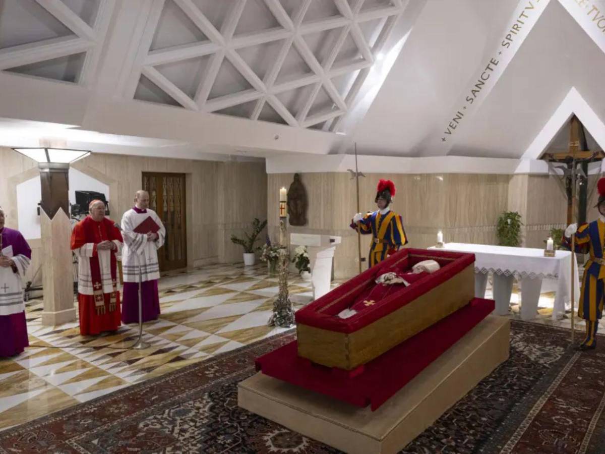 Con su rosario en mano: Las primeras imágenes del papa Francisco en su ataúd Con su rosario en mano: Las primeras imágenes del papa Francisco en su ataúd
