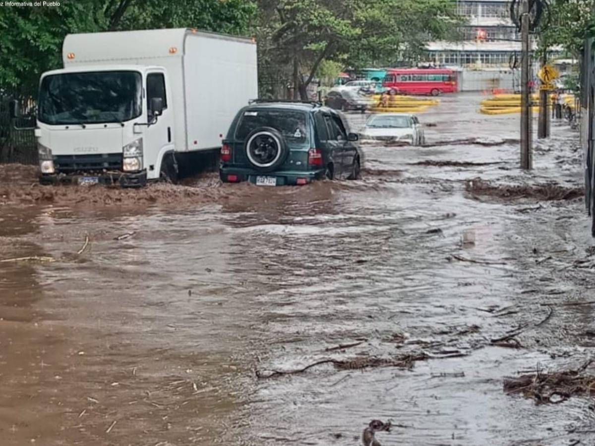 Inundaciones y toneladas de basura dejan las lluvias de este martes en la capital