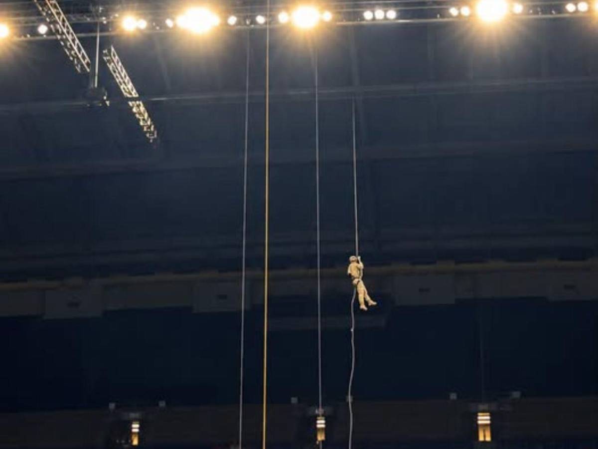 Así fue la mortal caída de un aviador de EE UU en exhibición de rapel antes del UTSA-Navy