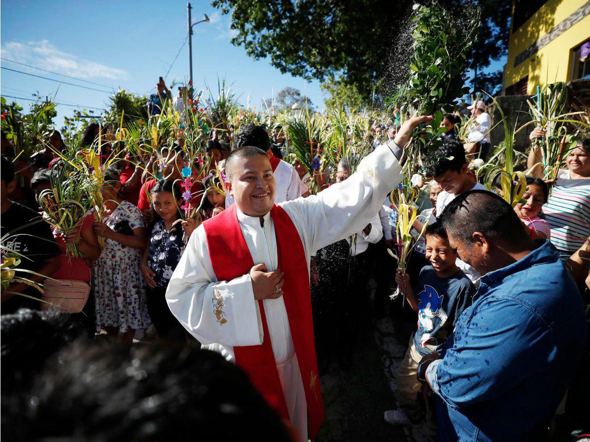 Católicos en El Salvador participan con fe y entrega en el Domingo de Ramos