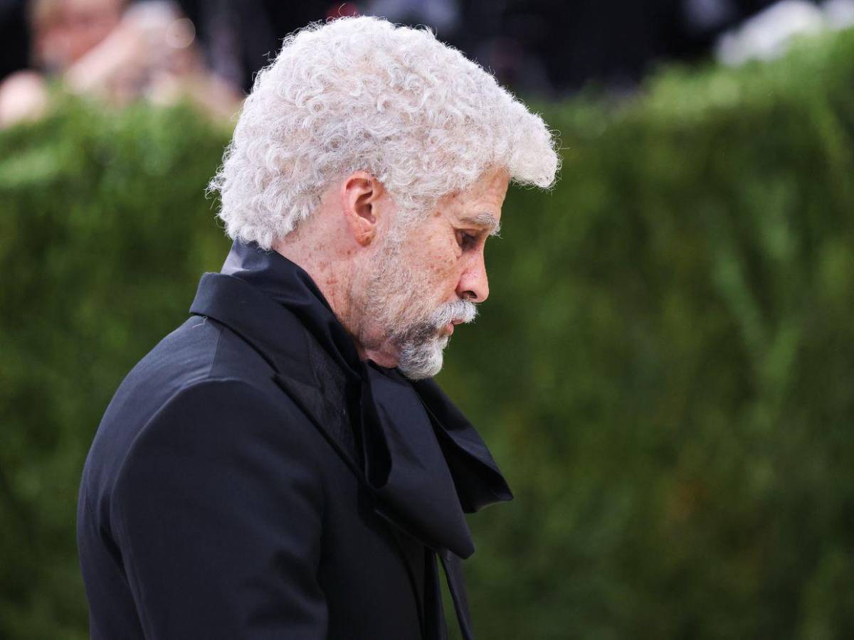 Como anciano, Bad Bunny cautiva con su yo del futuro en Met Gala