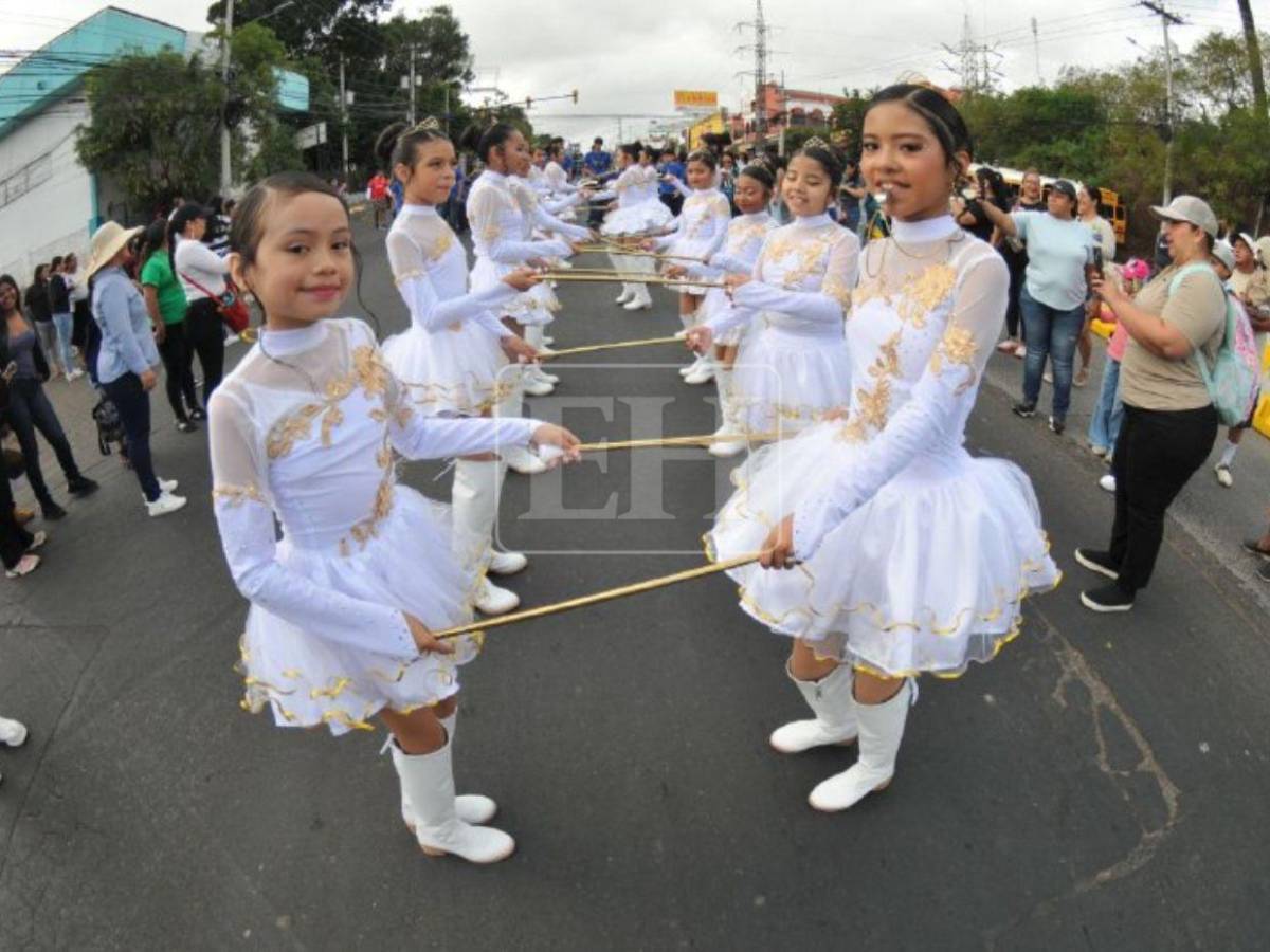 Bandas y palillonas engalanan los desfiles escolares en Tegucigalpa