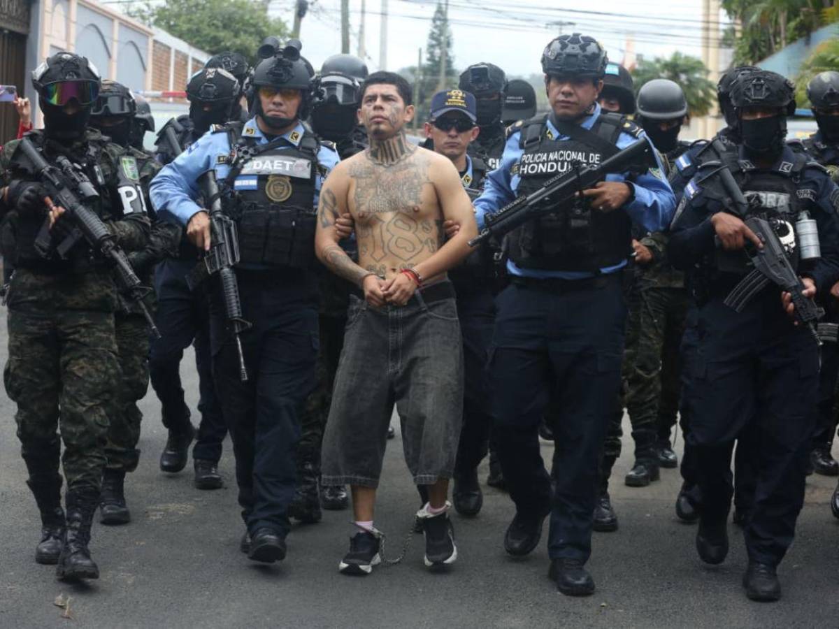 Con tatuajes de la Pandilla 18 en la cabeza y el rostro: “Atrevido” y “Cachorro”, capturados en Tegucigalpa