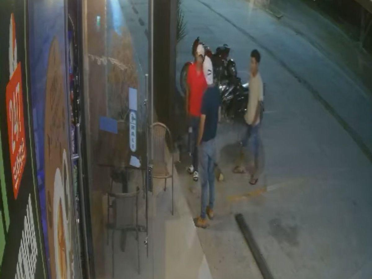 Cámaras captan asesinato a machetazos de un hombre en Colón: lo sacaron con engaños de una tienda