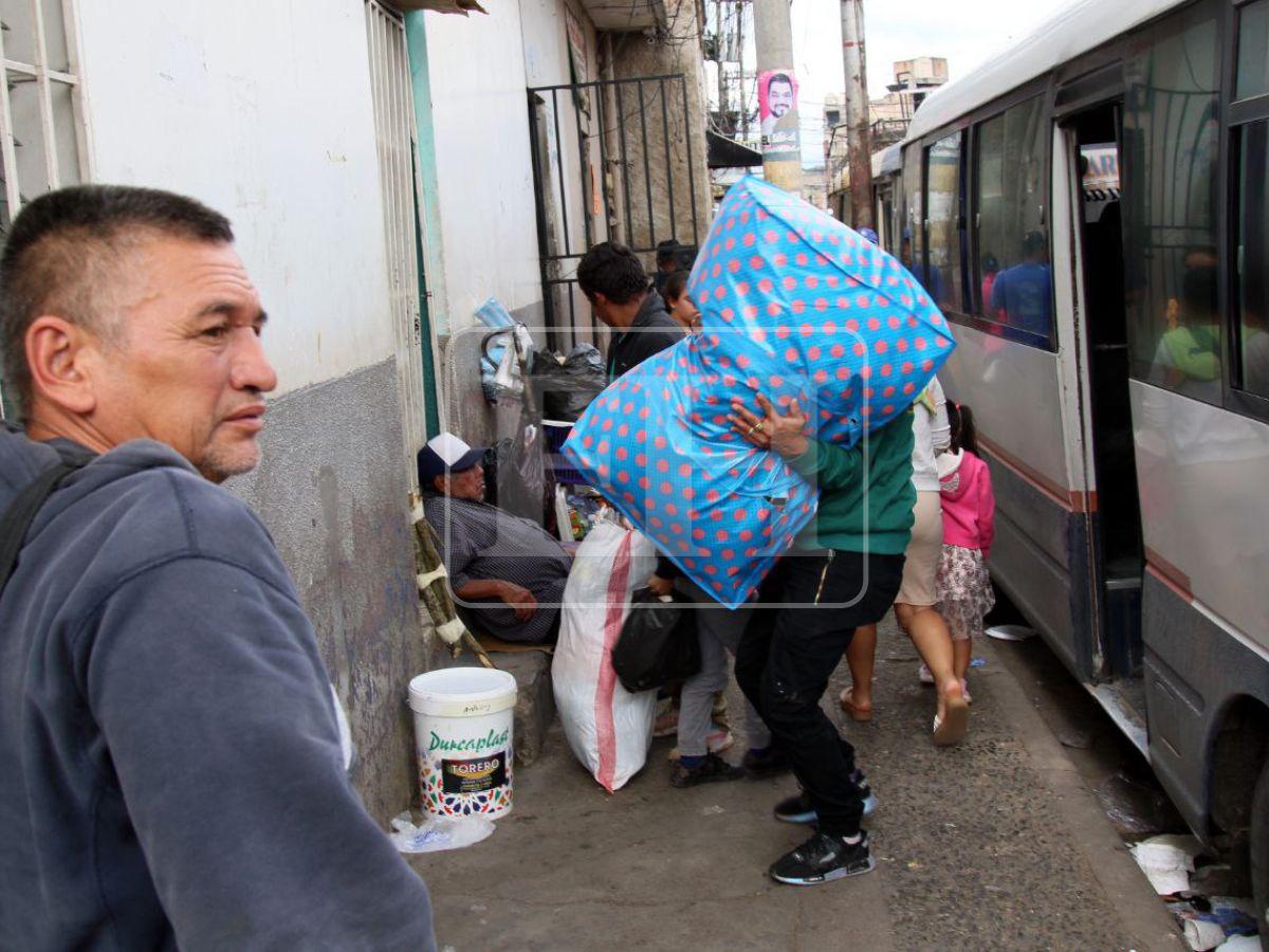 Con maleta en mano, viajeros comienzan a abandonar la capital para celebrar la Navidad