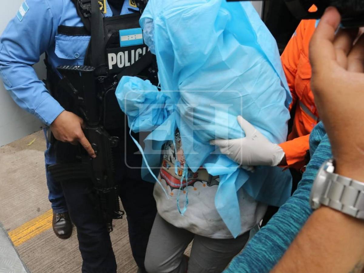 Custodiada y con heridas: así trasladan a madre de niña que murió por disparo en Olancho