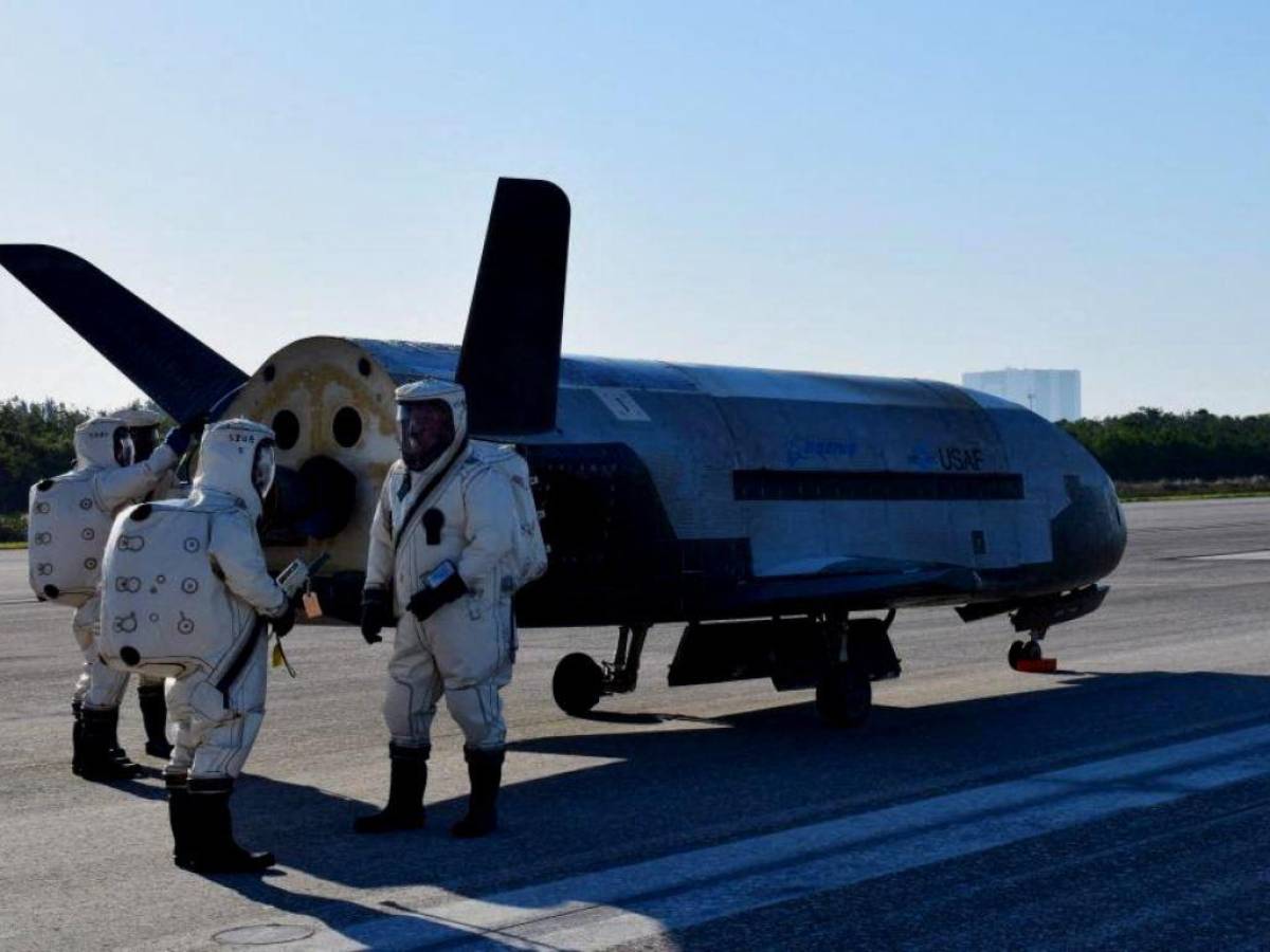 Tras 908 días en órbita dron militar de EEUU regresa a la Tierra