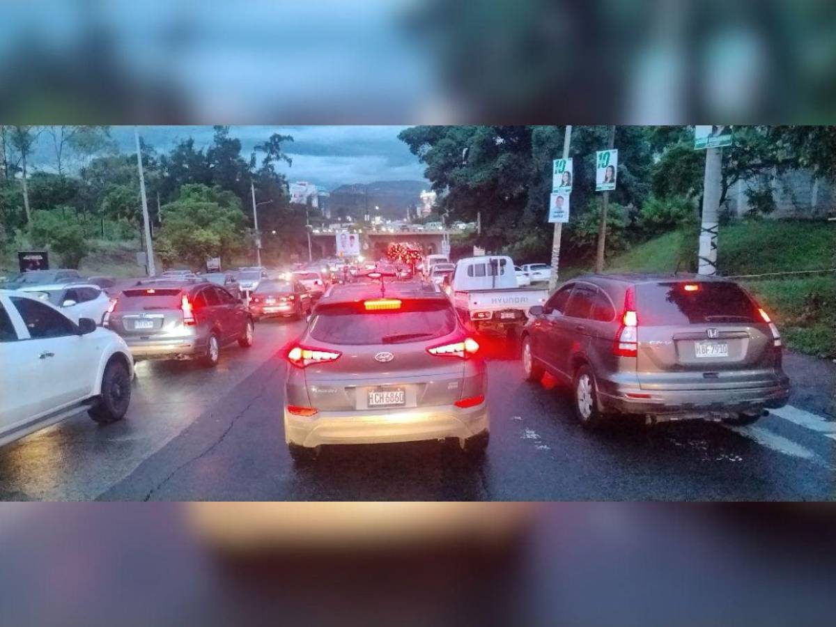 Caos vehicular se vive en la capital por fuerte tormenta